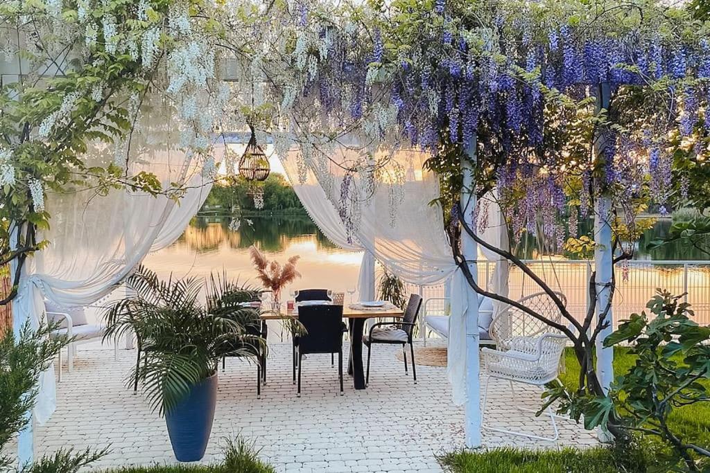 Therme - Corbeanca By The Lake Luxury Villa Esterno foto