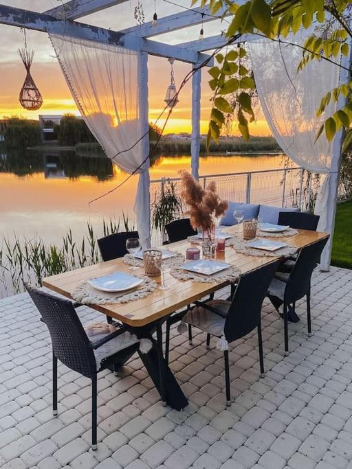 Therme - Corbeanca By The Lake Luxury Villa Esterno foto