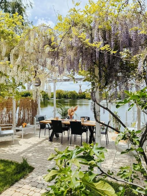 Therme - Corbeanca By The Lake Luxury Villa Esterno foto